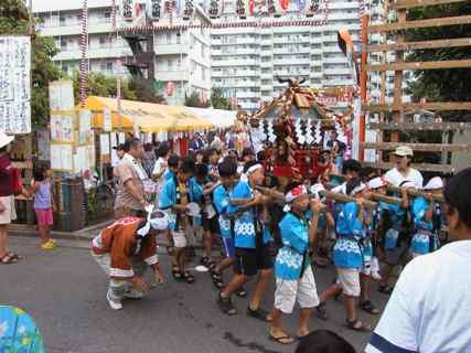 The children's Mikoshi procedes on the route. Children's O Mikoshi